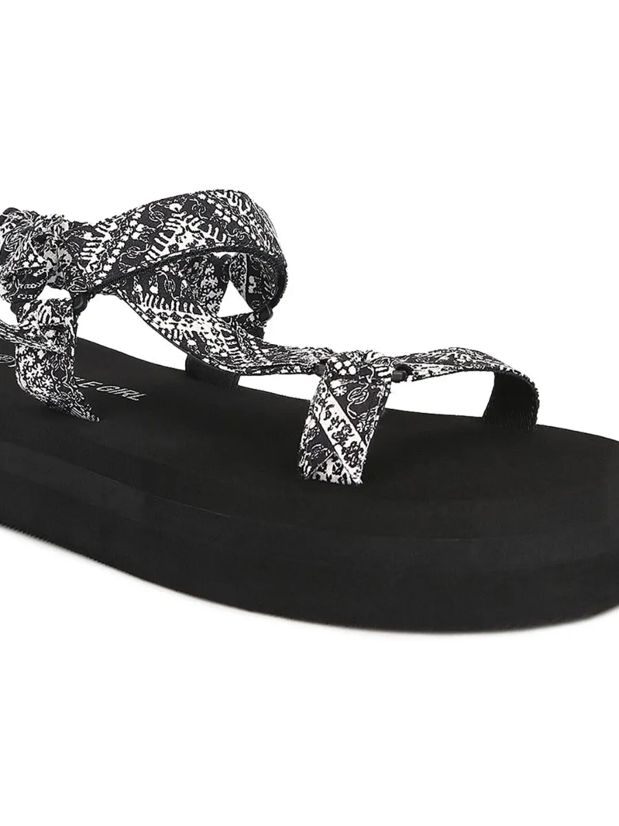 Schwarz & Weiß PU bedruckte Plateausandalen