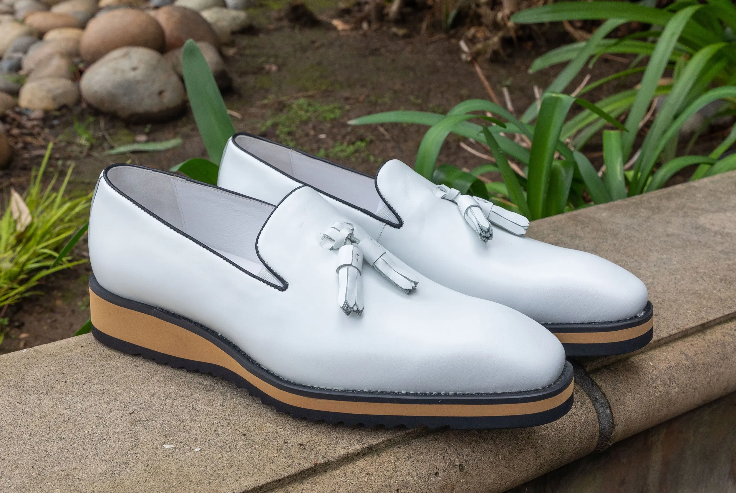 Weißer Kalbsleder-Schlupfschuh mit Quaste