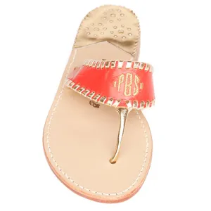 Individuell besticktes Aubrey Monogramm in Koralle / Gold