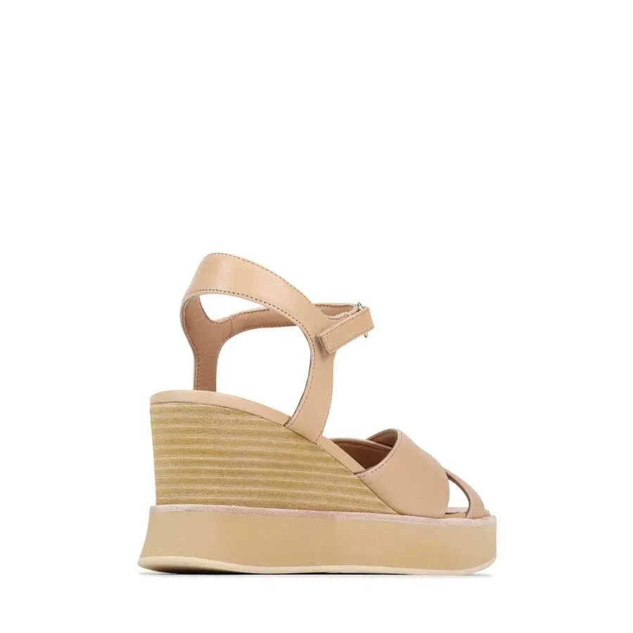 JUN LEDER KEILABSÄTZE SANDALEN
