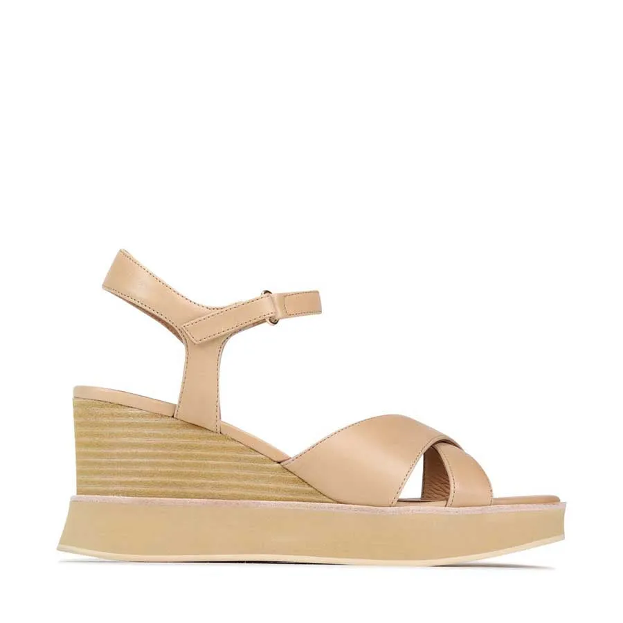 JUN LEDER KEILABSÄTZE SANDALEN