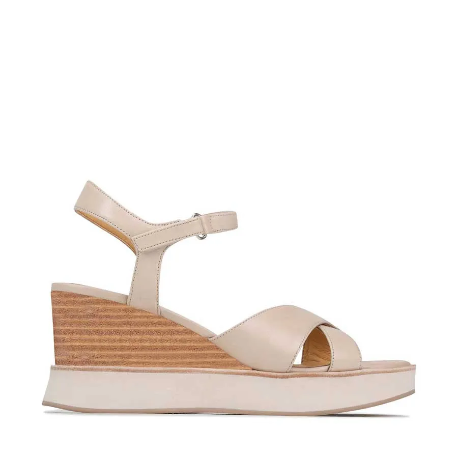 JUN LEDER KEILABSÄTZE SANDALEN