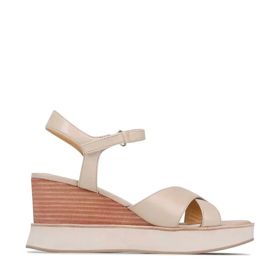 JUN LEDER KEILABSÄTZE SANDALEN