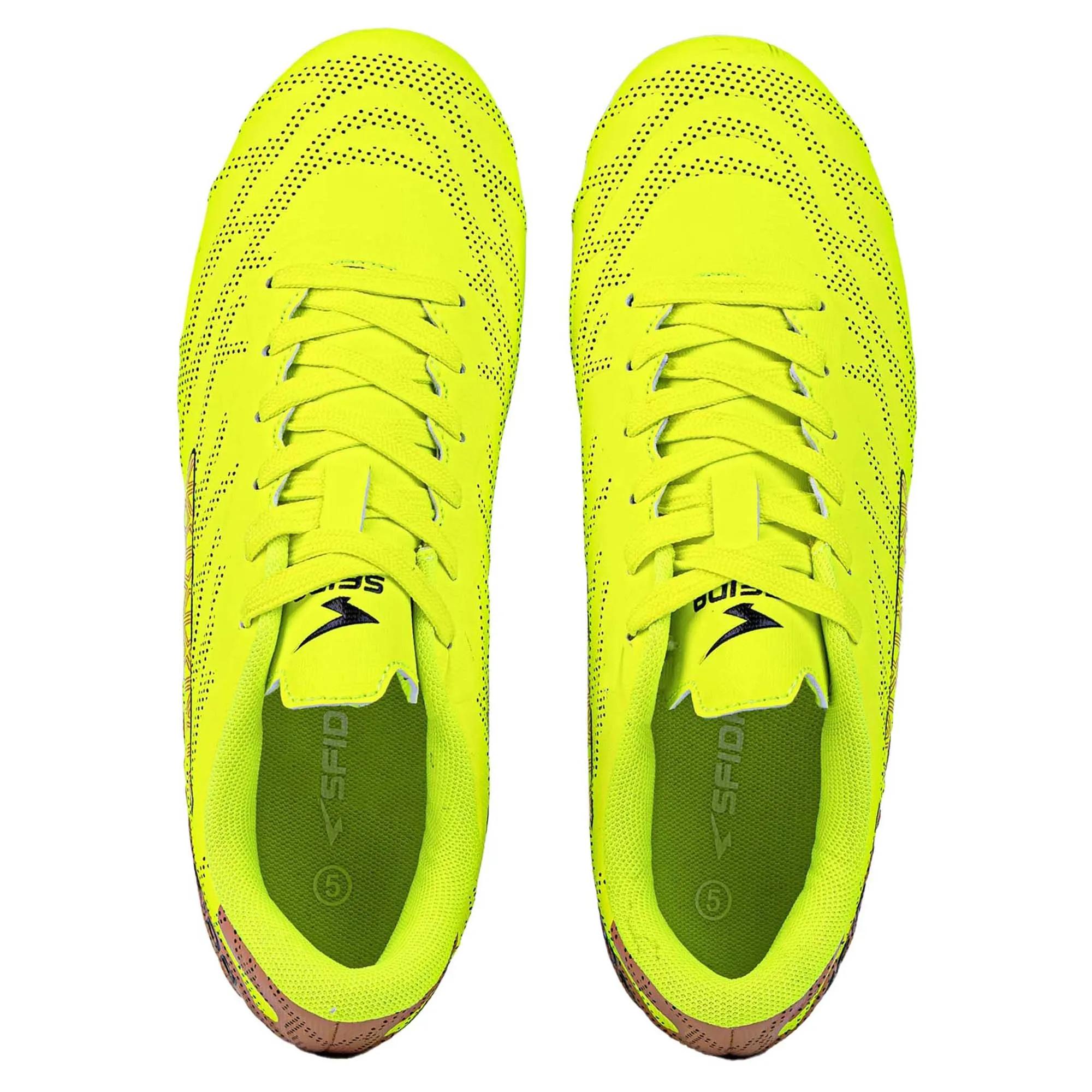 Junior-Fußballschuhe auf den Markt bringen
