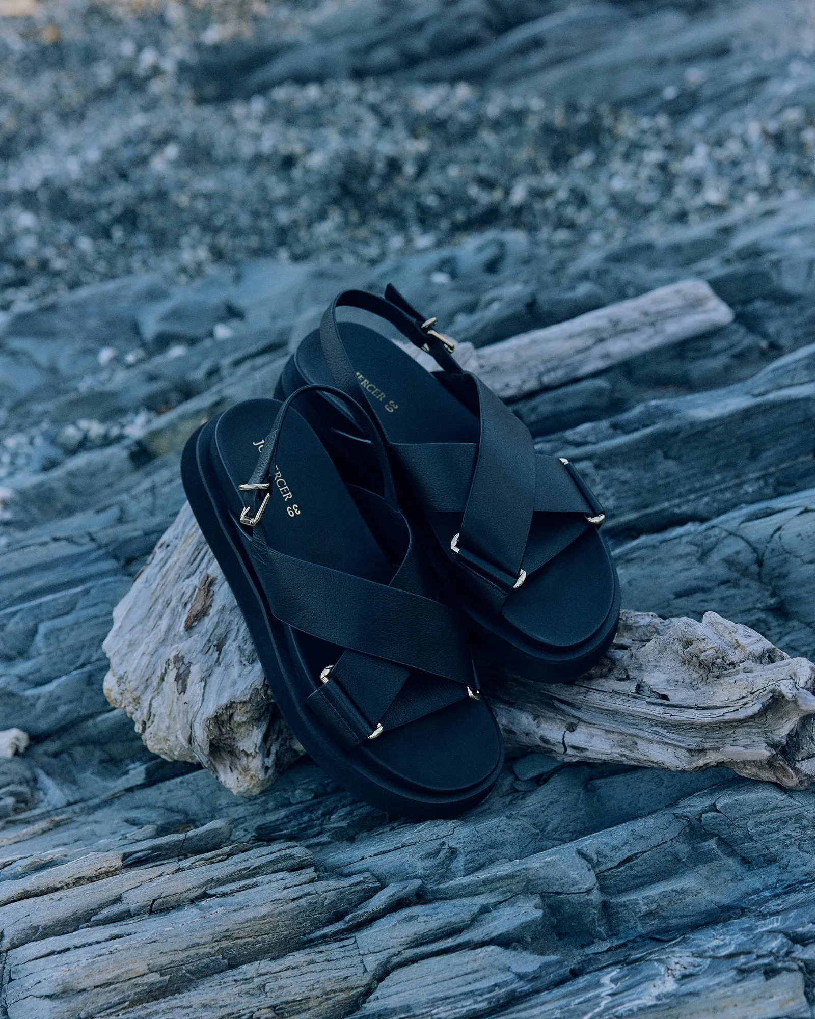 MARLEY FLACHER SANDALEN AUS SCHWARZEM LEDER