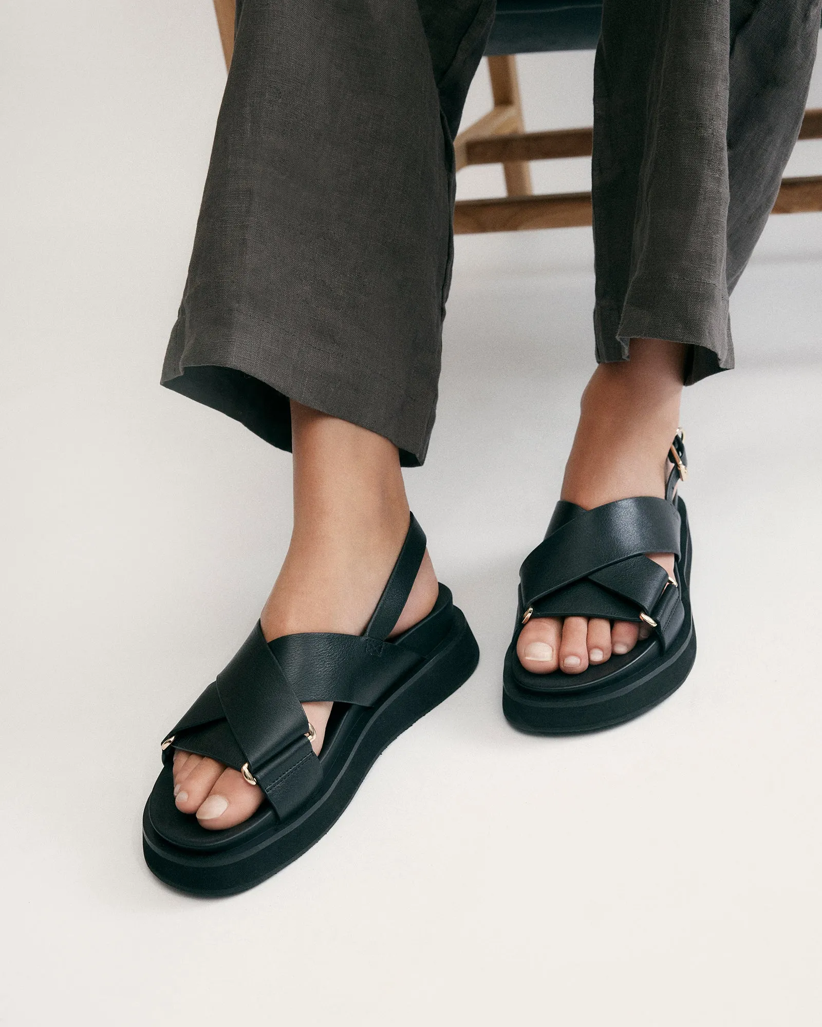 MARLEY FLACHER SANDALEN AUS SCHWARZEM LEDER
