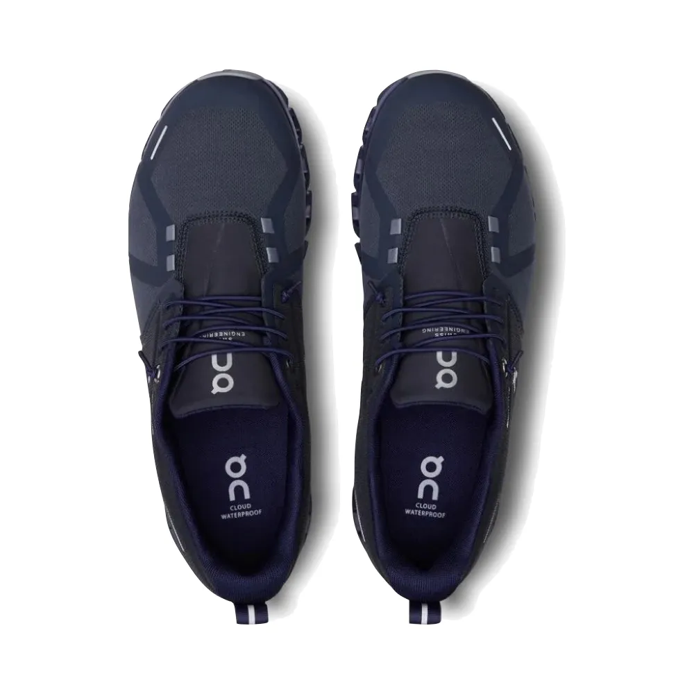 On Men's Cloud 5 wasserdichter Sneaker in Marineblau/Tinte