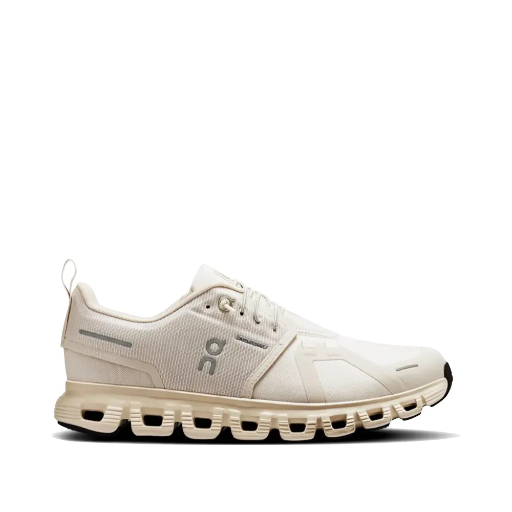 On Women's Cloud 6 wasserdichter Sneaker in Perlmutt/Creme
