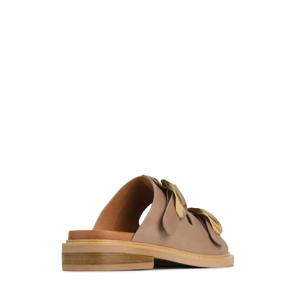 Verzierte Ledersandalen mit Riemchen