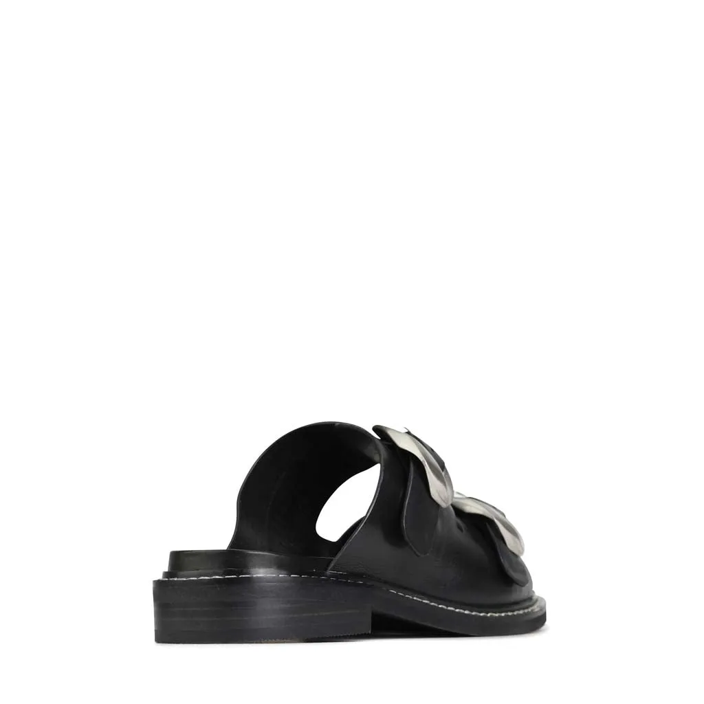 Verzierte Ledersandalen mit Riemchen