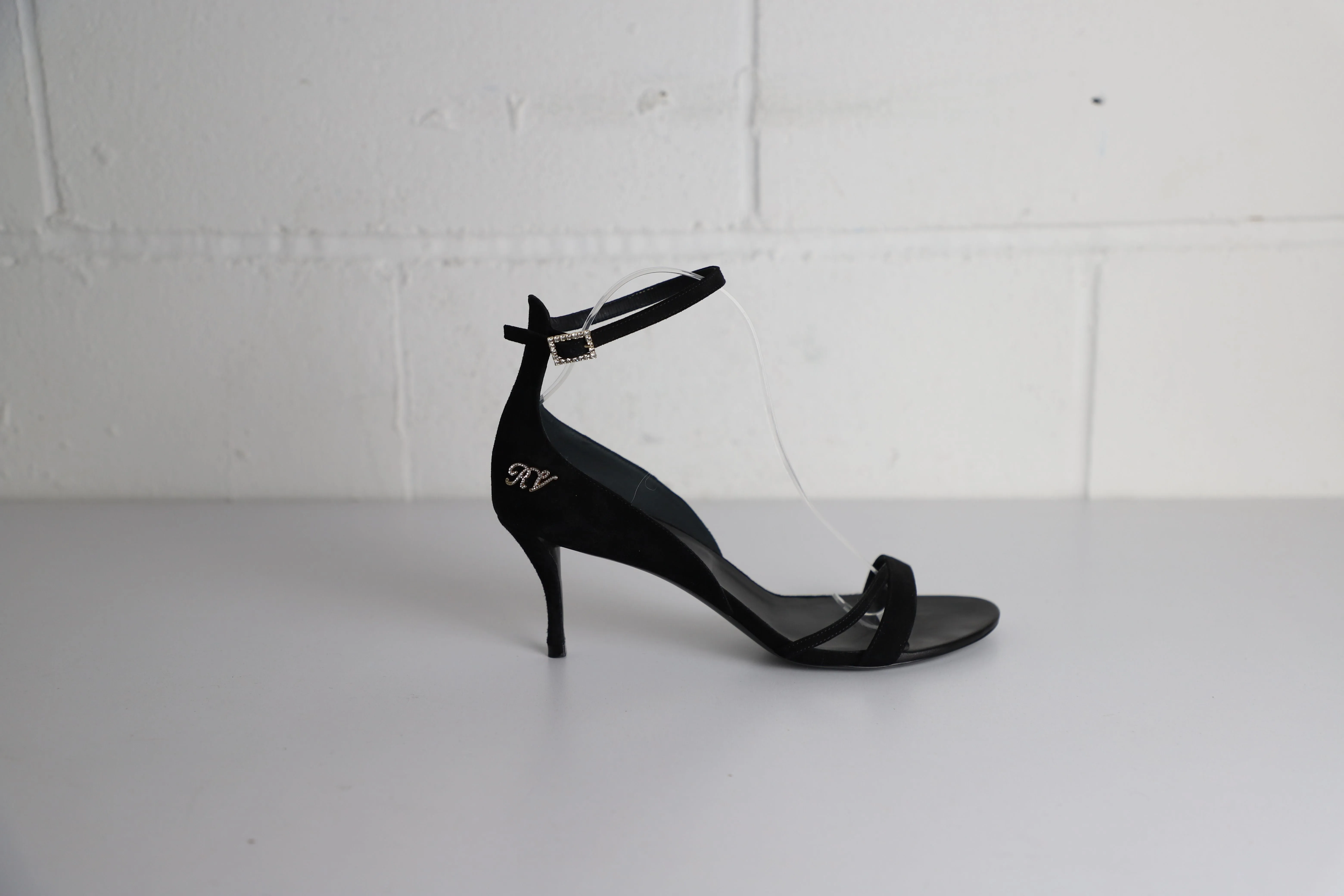 Roger Vivier Kristallbesetzte Sandalen mit offener Spitze und 70 mm Absatz in schwarzem Wildleder_Roger-Vivier