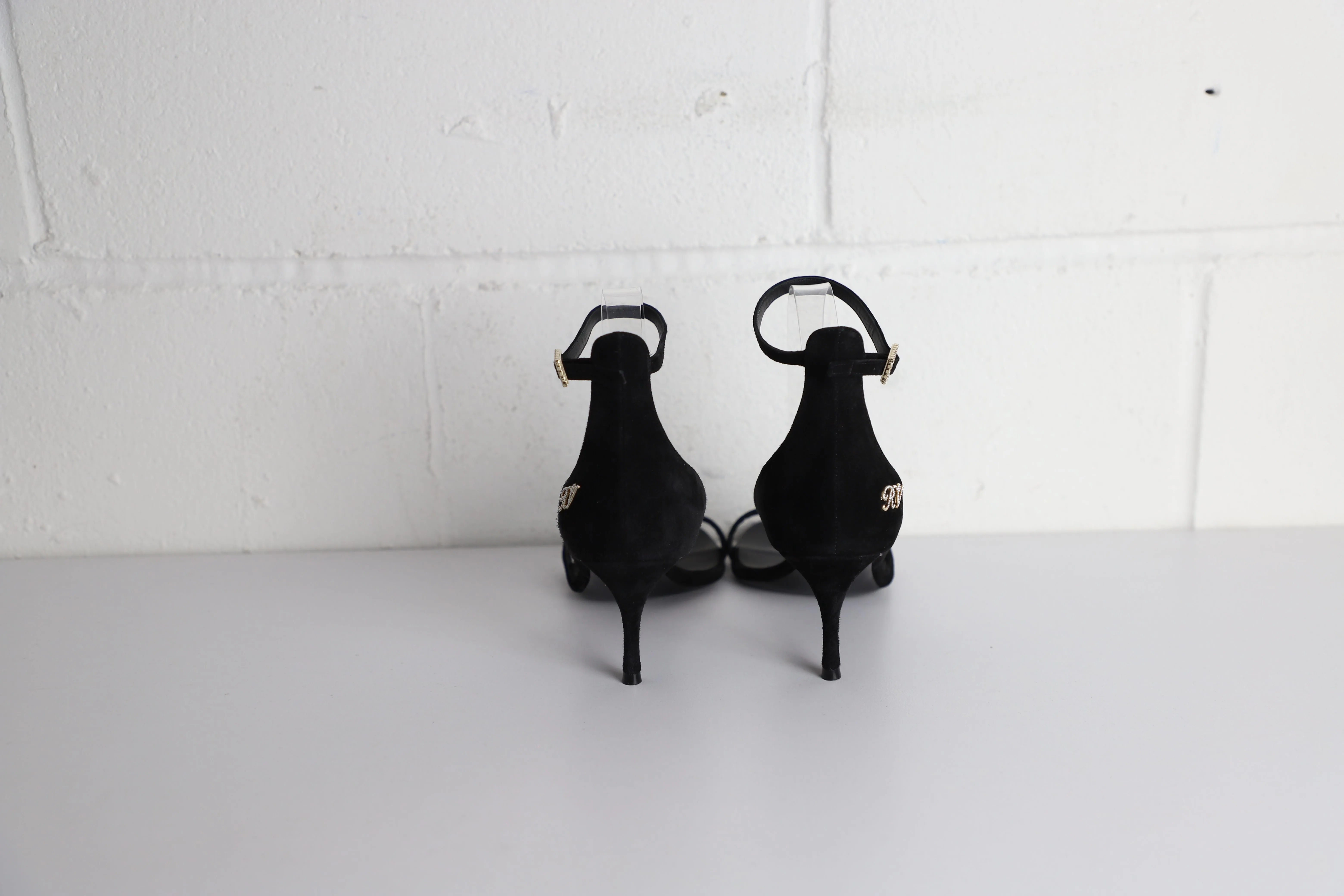 Roger Vivier Kristallbesetzte Sandalen mit offener Spitze und 70 mm Absatz in schwarzem Wildleder_Roger-Vivier