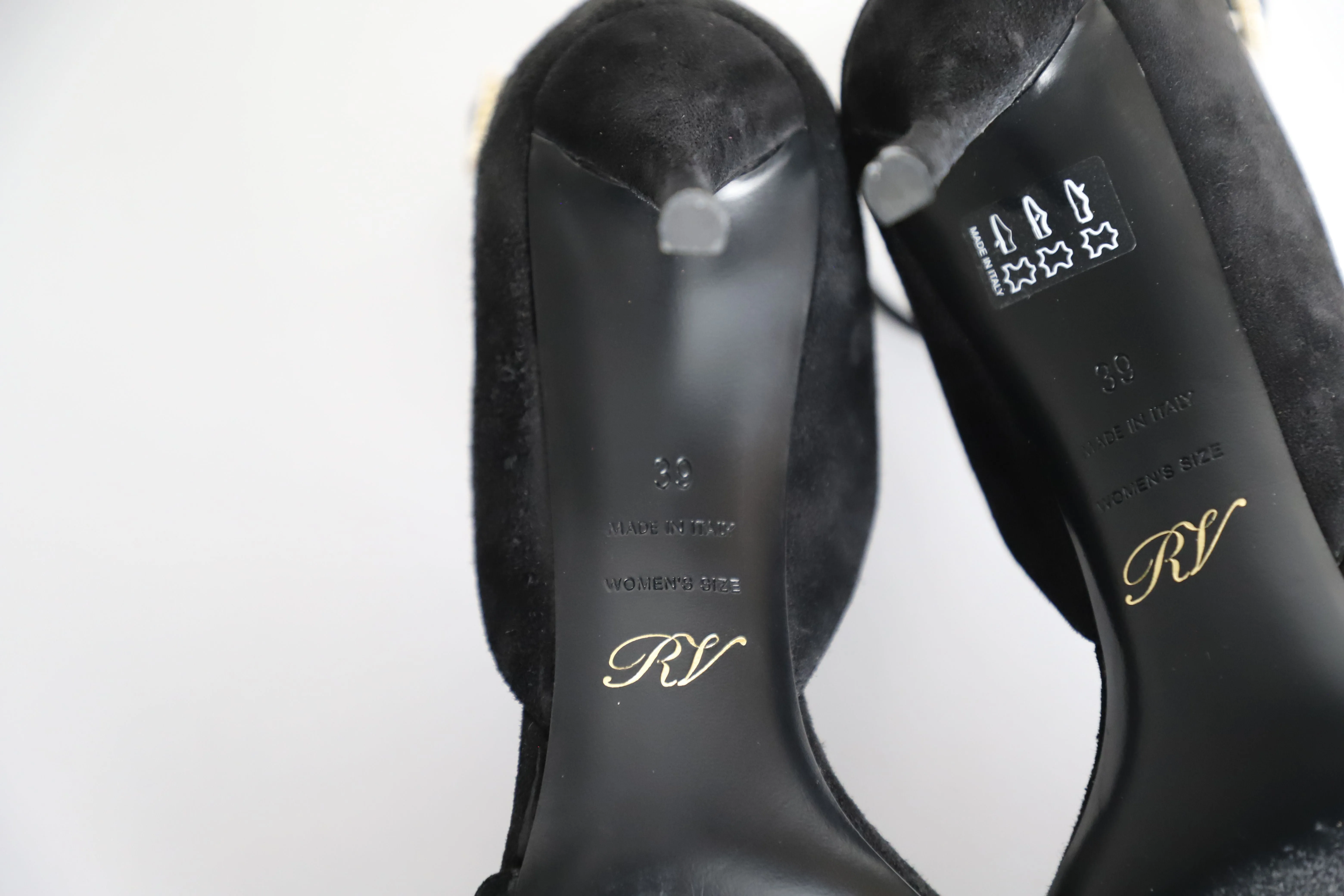 Roger Vivier Kristallbesetzte Sandalen mit offener Spitze und 70 mm Absatz in schwarzem Wildleder_Roger-Vivier