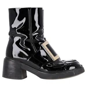 Roger Vivier Stiefel mit Metallschließe in schwarzem Lackleder_Roger-Vivier