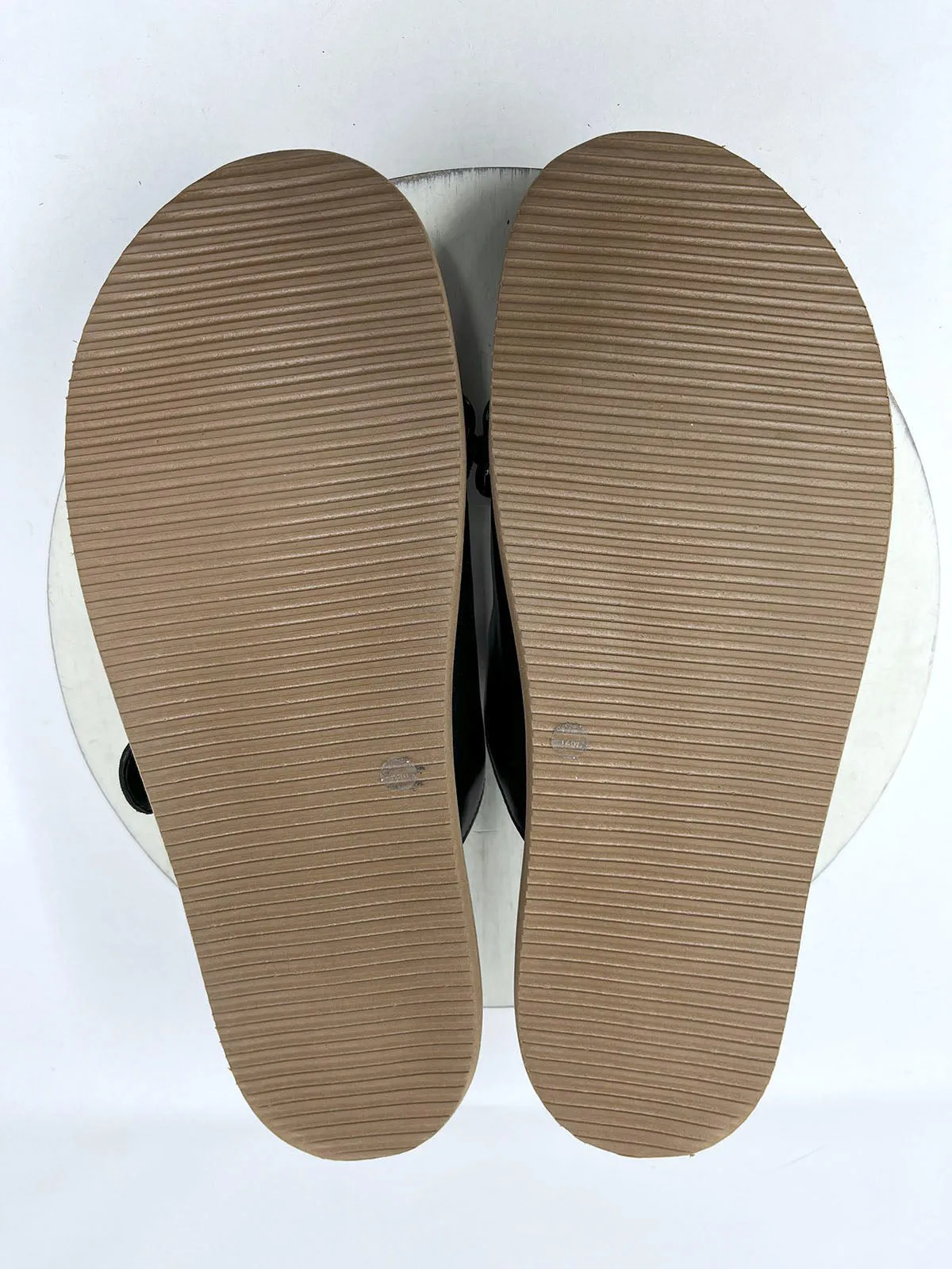 Vince Camuto Größe 12 Kettenoptik-Sandalen in Schwarz & Braun